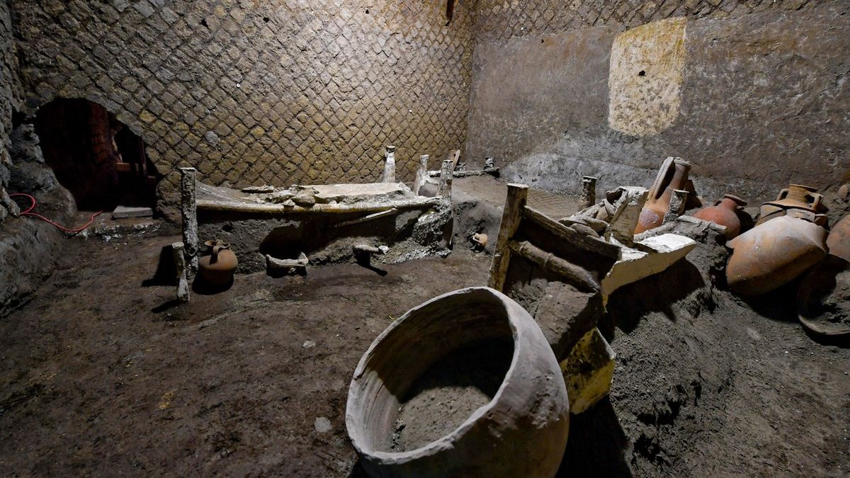 Fotky: Archeologové našli u Pompejí dochovanou místnost pro otroky